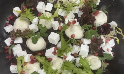 Rösitud peedi salat kitsejuustu kreemi ja fetaga